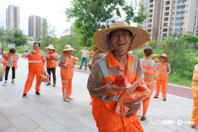 奇异果体育官方网站-点赞“想为环卫工父亲换凉快些的工服”东莞：安排！(图1)