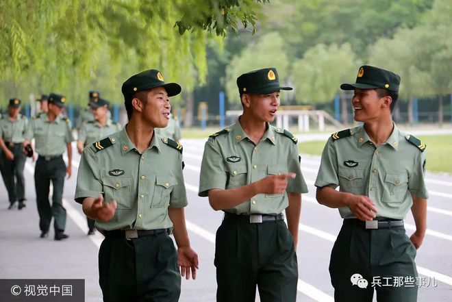 奇异果体育官方网站-从21式军服回望我军历代制式军服盘点(图12)