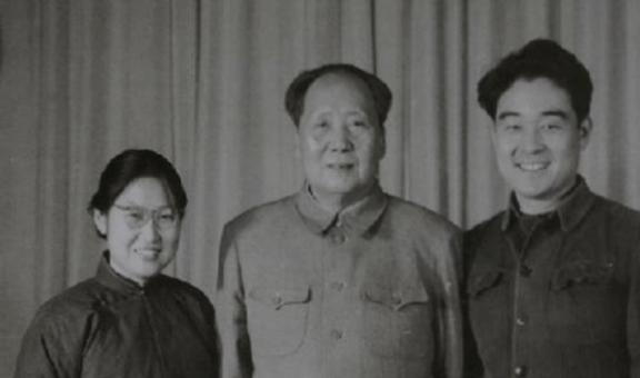 奇异果体育官方网站-1963年毛主席和女婿的罕见合影女婿除眼睛小点各方面都很好(图1)