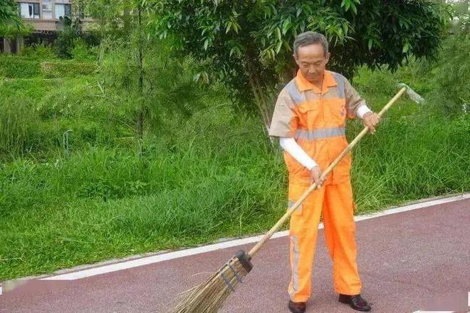 奇异果体育-环卫工高温下必须穿长袖长裤？广东东莞一局率先交出答卷！(图2)