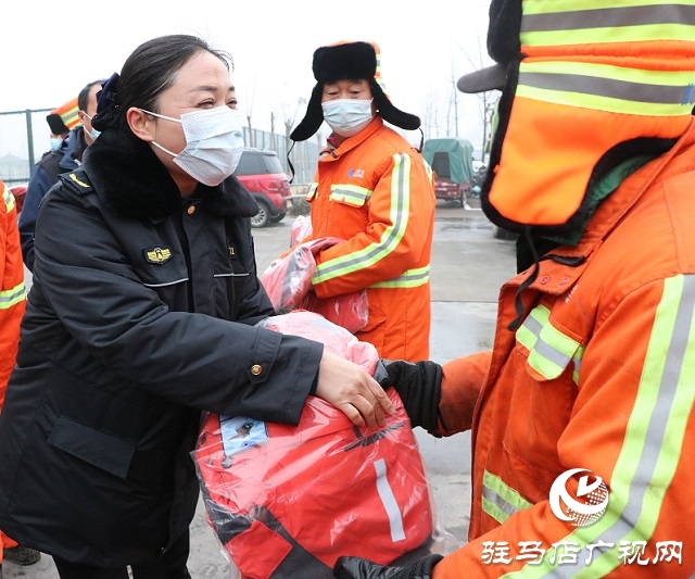 奇异果体育-正阳县：总工会捐赠爱心棉衣让环卫工人过上幸福暖冬(图3)