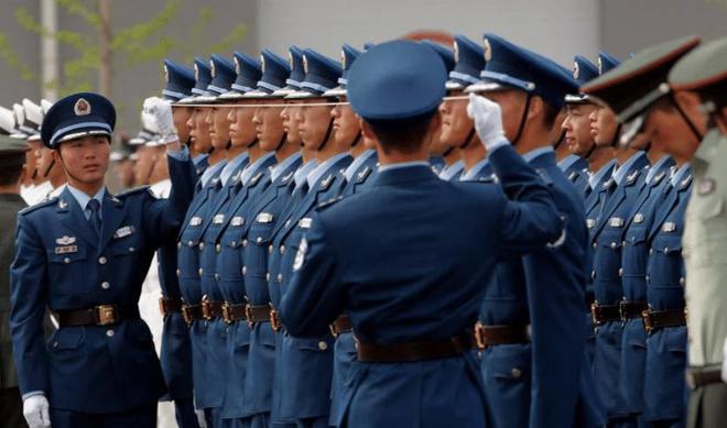 奇异果体育-中国人民解放军军服的发展史在你心中哪一套才是最有范的(图7)