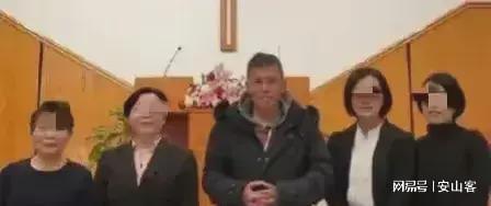 奇异果体育-流浪博士理发后气质锐减与复旦大学校友合影站C位显拘谨(图3)