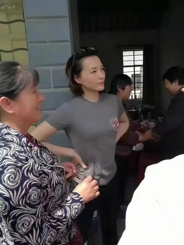 奇异果体育官方网站-49岁董卿回农村老家探亲！素颜出镜难掩骨子里的美毫无明星架子(图4)