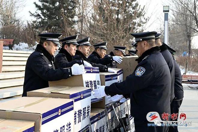 奇异果体育官方网站-忻州市公安局忻府分局举行第二批警用装备、辅警被装发放仪式(图2)