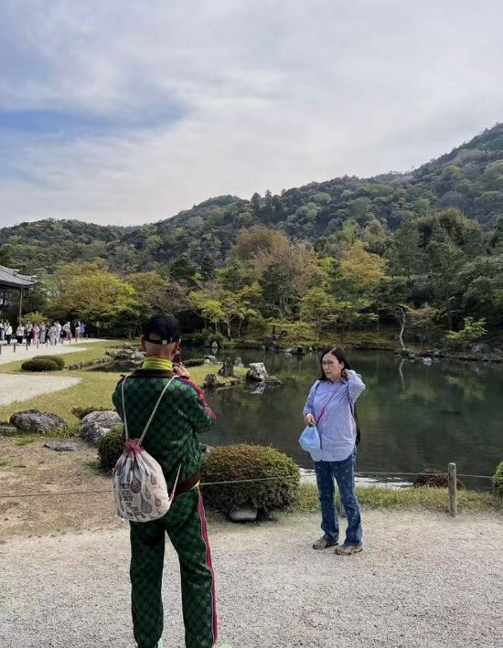 奇异果体育-汪明荃跟老公旅游她农家奶奶打扮老公穿着鲜亮给老伴拍照恩爱(图2)