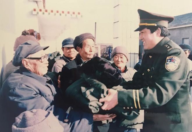 奇异果体育官方网站-【改革开放40年 · 警营印记】警服在变初心永不变！(图17)