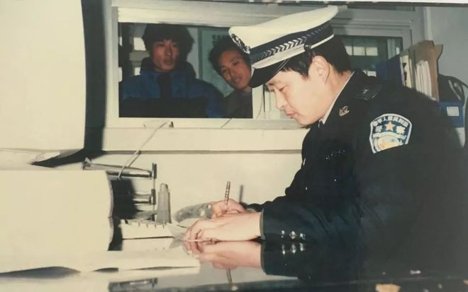 奇异果体育官方网站-【改革开放40年 · 警营印记】警服在变初心永不变！(图21)