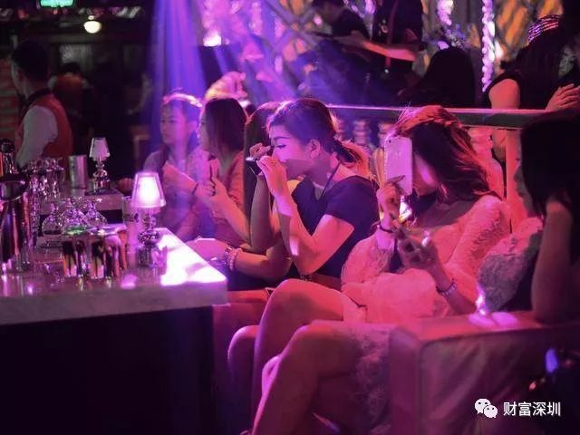 奇异果体育官方网站-夜店里形形色色的酒吧女！她们貌美且酒量大更喜欢称为“佳丽”(图2)