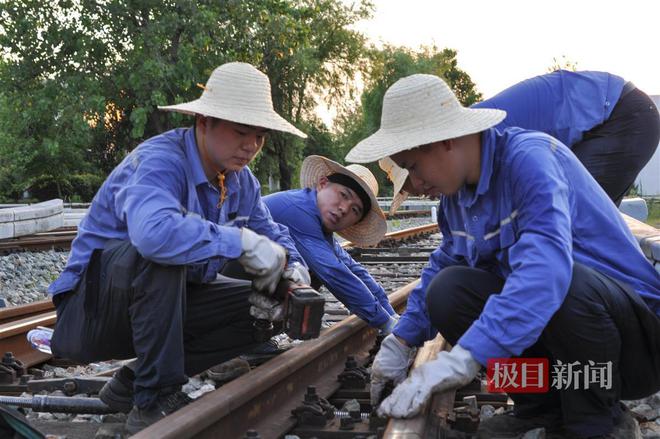 奇异果体育-他们头顶夕阳对轨道全面巡检：浅色工作服汗湿变成深色(图3)