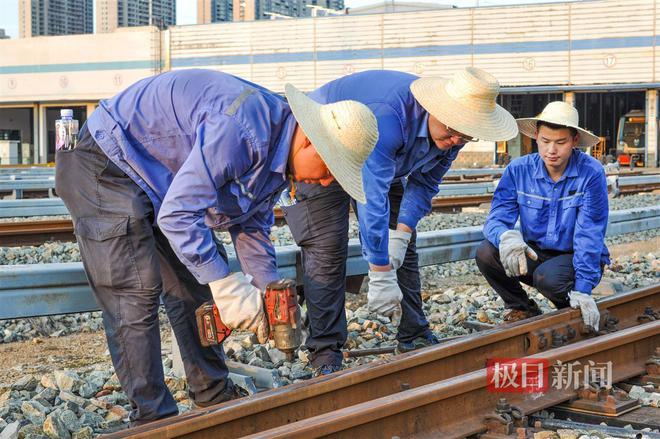 奇异果体育-他们头顶夕阳对轨道全面巡检：浅色工作服汗湿变成深色(图4)